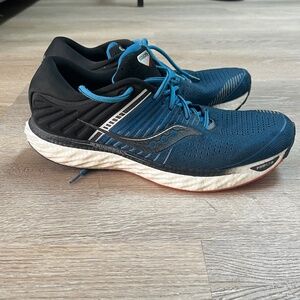 Saucony Triumph 17 running shoes